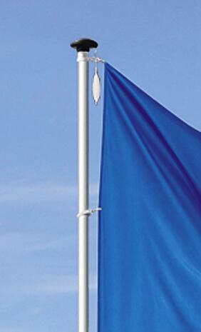 Drapeau et mât avec dispositif de hissage intérieur et douille au sol