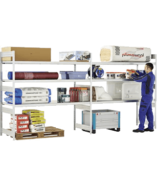 Weitspannregal im Lager mit Kartons und Materialien während der Kommissionierung durch einen Mitarbeiter