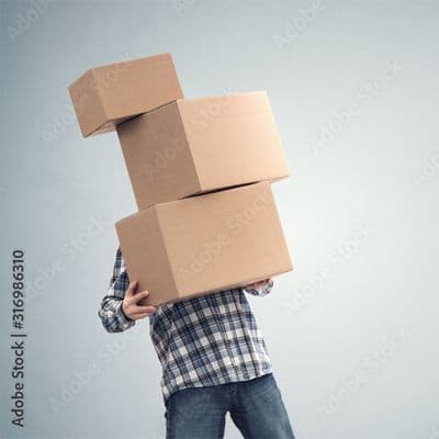 Person trägt mehrere Kartons als Beispiel für schwere Lasten beim Transport