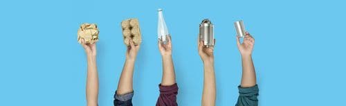 Mehrere Hände als Symbol für Vorteile der Abfalltrennung im Unternehmen